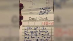 CNNE 793241 - un cliente de un restaurante deja una propina de us$ 2-500