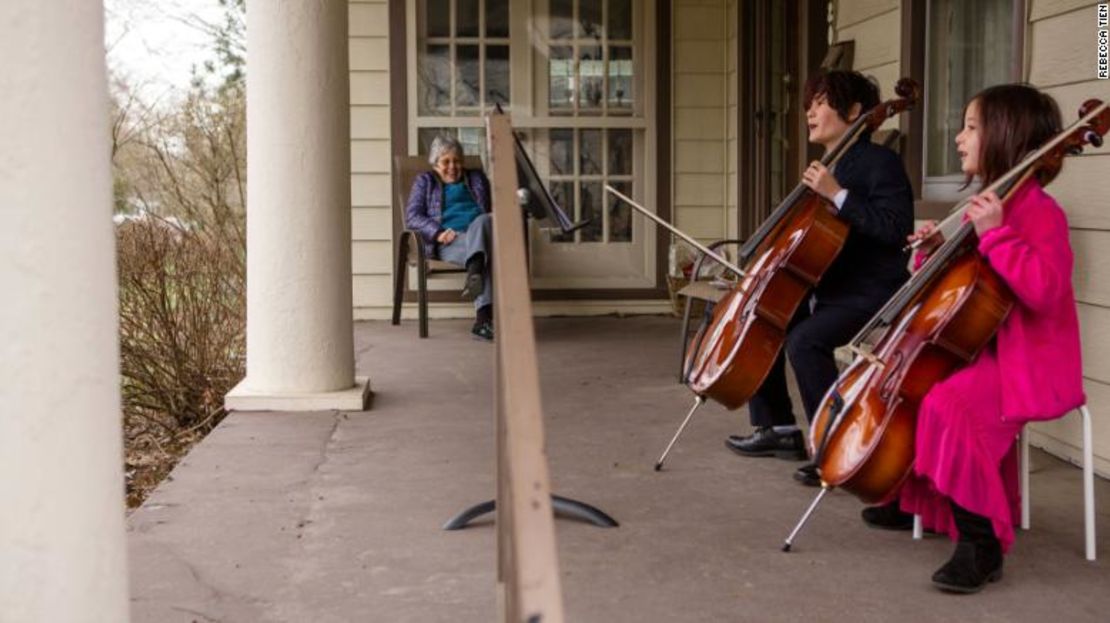 Taran y Calliope Tien tocan el violonchelo para Helena Schlam.