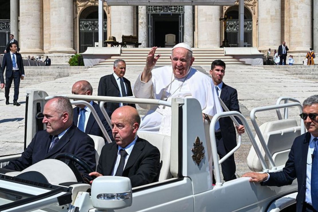 El papa Francisco saluda al salir de un evento en el papamóvil el 7 de junio.