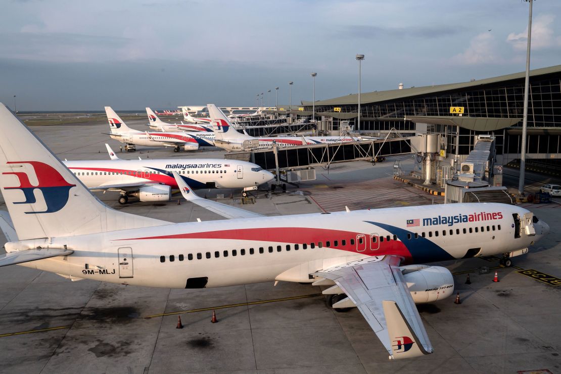 En esta imagen tomada el 14 de febrero de 2020 se pueden ver los aviones de Malaysia Airlines en las puertas de embarque en el Aeropuerto Internacional de Kuala Lumpur.