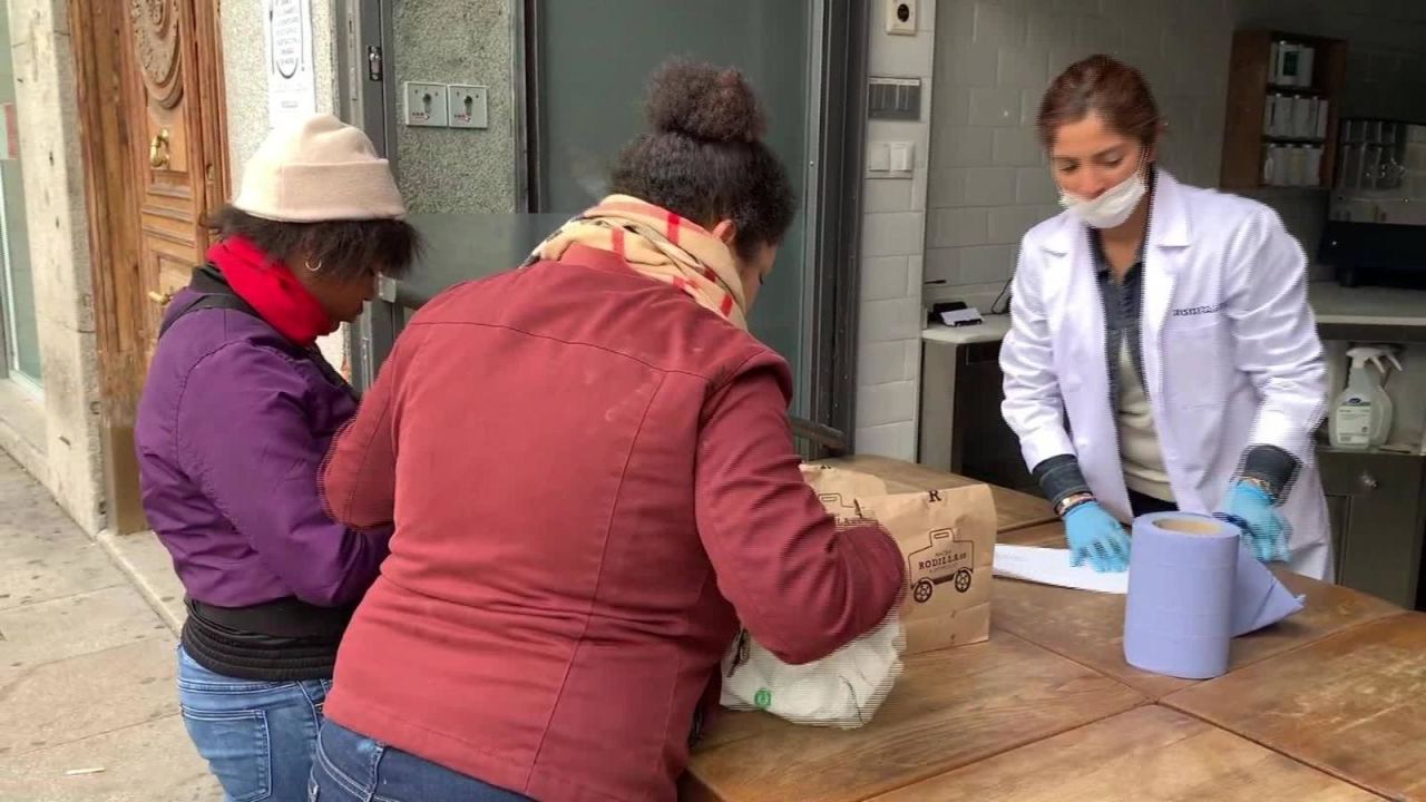 CNNE 794137 - familias en cuarentena en madrid reciben paquetes de comida