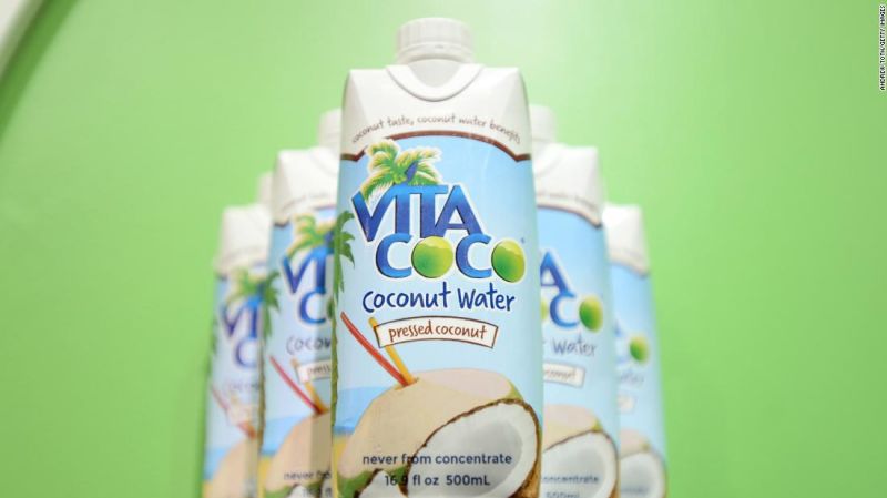 ¿la nueva escasez por la pandemia de coronavirus? El agua de coco | cnn