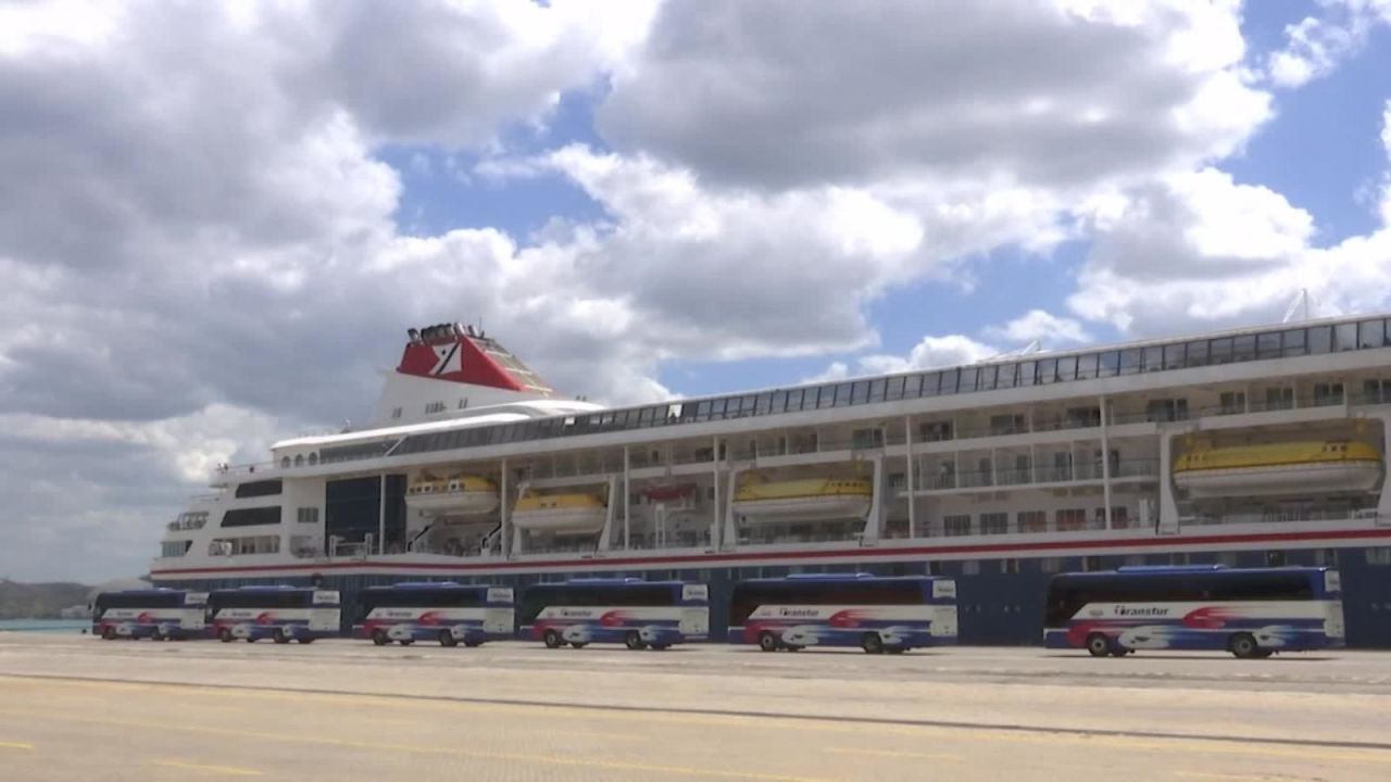 CNNE 794398 - el desembarco del crucero ms braemar en cuba