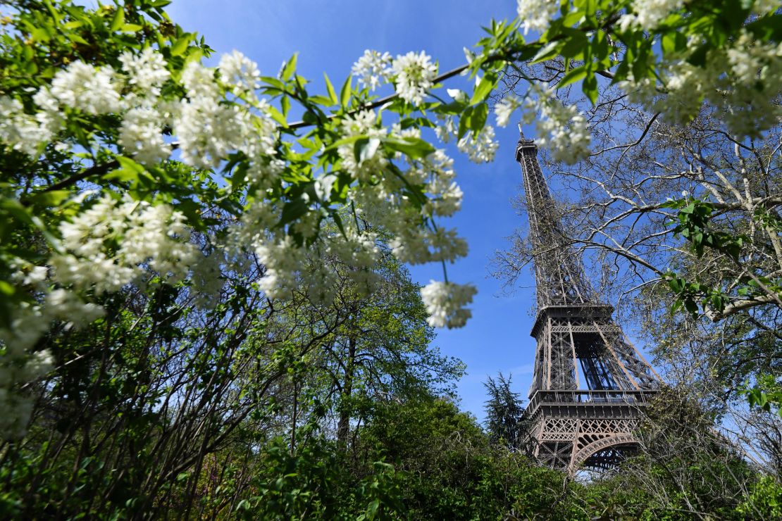 Los árboles florecen en un cálido día de primavera debajo de la Torre Eiffel, el 18 de abril de 2018 en París.