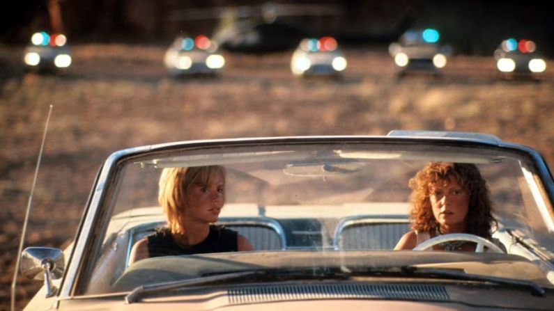 "Thelma y Louise": En esencia, esta es una historia de amistad femenina, y la pantalla está dominada por las dos mujeres principales de la película: Thelma (Geena Davis en un papel que define su carrera) y Louise (Susan Sarandon, y desafiante desde el primer momento).