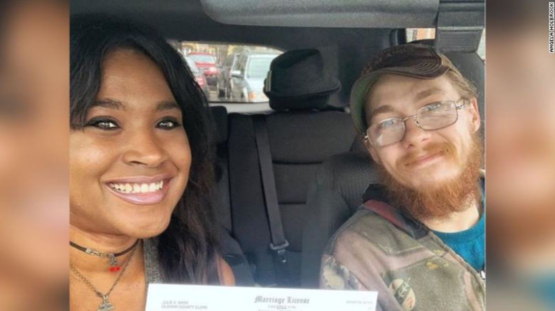 Angela Holbrook y su prometido apenas lograron obtener una licencia de matrimonio en Kentucky.