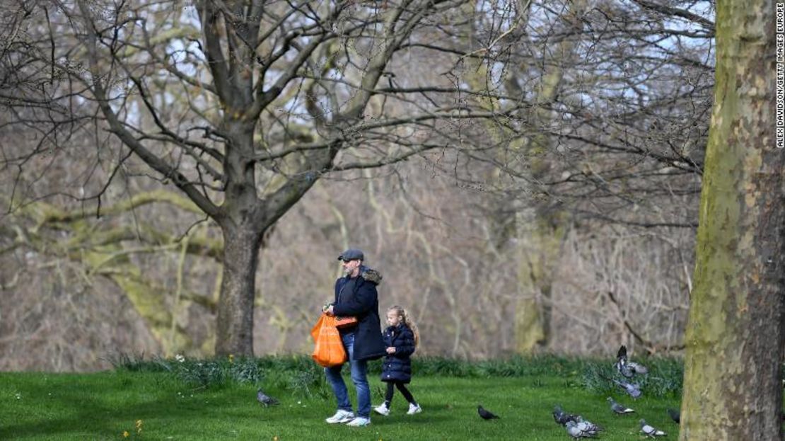 Caminar al aire libre en áreas despobladas puede aliviar el estrés.