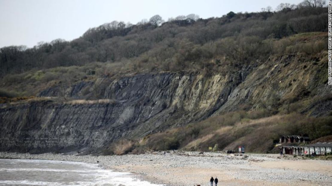 La gente camina por la playa en Lyme Regis en West Dorset, Inglaterra, el 21 de marzo.