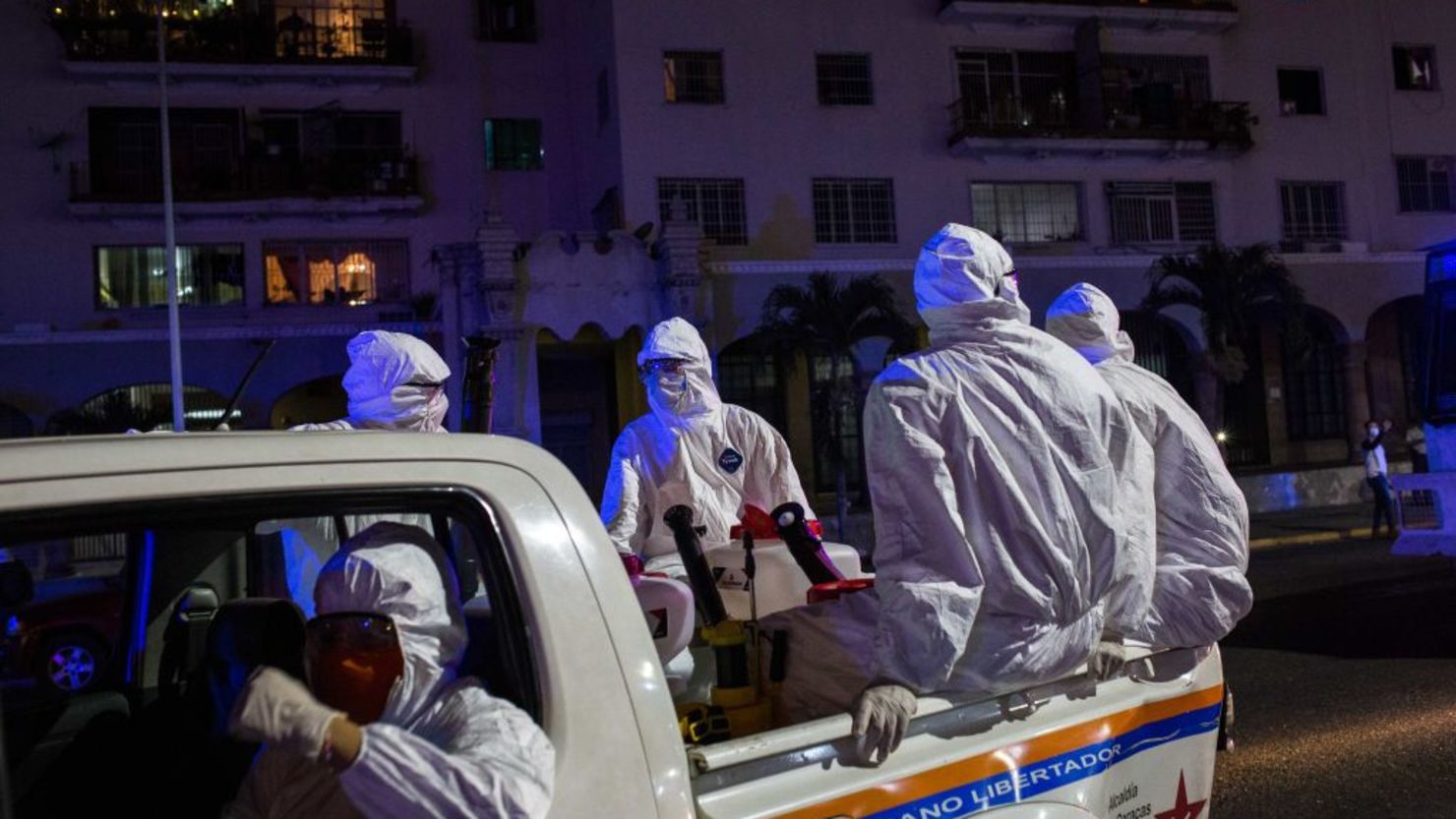 Trabajadores municipales utilizan equipos de protección durante una campaña de limpieza como medida preventiva contra el coronavirus en Caracas.