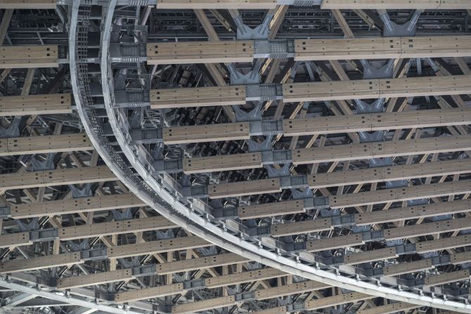 El nuevo Estadio Nacional de Tokio, estuvo a cargo del arquitecto Kengo Kuma, quien obtuvo más de 70.000 pies cúbicos de madera de cada una de las 47 prefecturas del país para el recinto. Getty Images