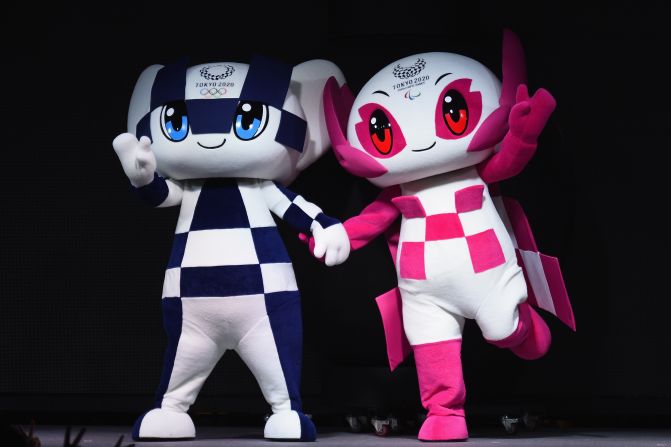 El significado de los nombres de las mascotas Miraitowa (azul y blanco) es “futuro y eternidad”. El de Someity (rojo y blanco) es el nombre de la variedad de flor de cerezo Someiyoshino, que significa "tan poderoso". Getty Images