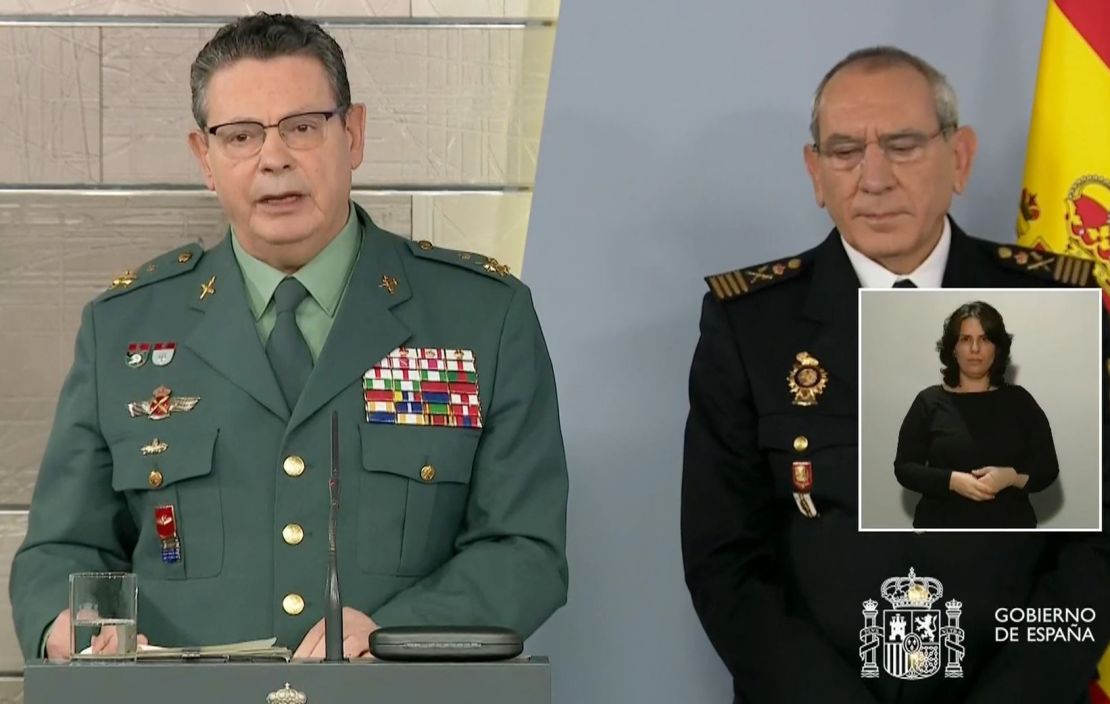 Captura de la señal de video institucional de La Moncloa, del director operativo adjunto de la Guardia Civil, Laurentino Ceña (i), junto al director operativo adjunto de la Policía Nacional, José Ángel González (d), durante la rueda de prensa de este lunes en el Palacio de la Moncloa. EFE/MONCLOA