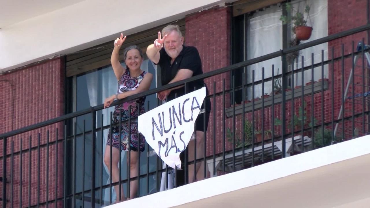 CNNE 797369 - argentina- panuelos blancos en homenaje a las victimas de la dictadura