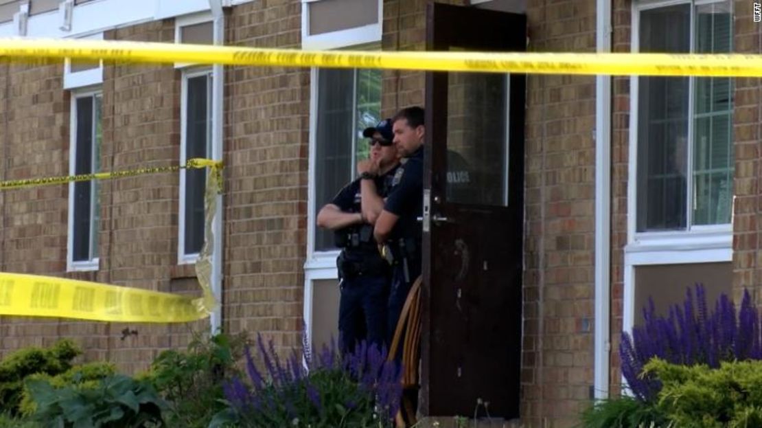 Agentes donde tuvo lugar un tiroteo en Fort Wayne, Indiana, el domingo.