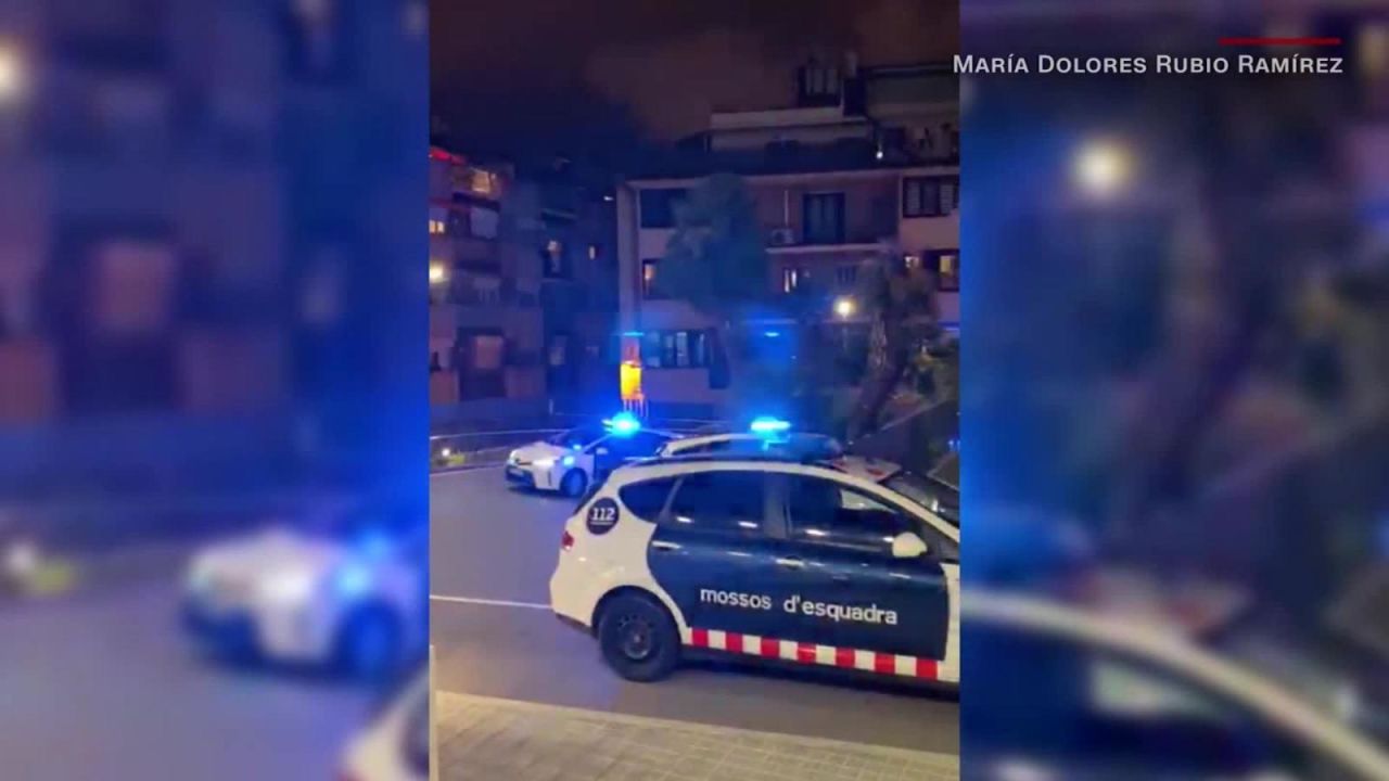 CNNE 797858 - asi homenajea la policia de barcelona a los medicos