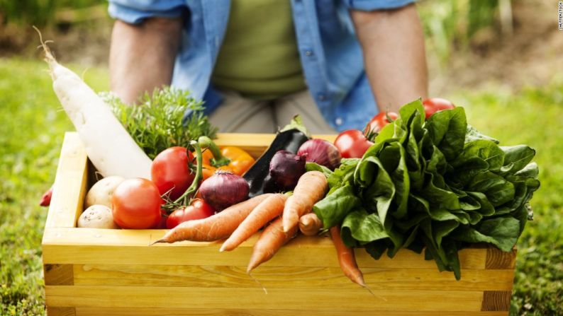 Las mejores formas de cocinar verduras para maximizar la nutrición. ¿Cuál es la mejor manera de cocinar tus verduras para maximizar su valor nutricional? Si bien métodos como cocinar al vapor son mejores que hervir, la respuesta depende de la verdura. Shutterstock