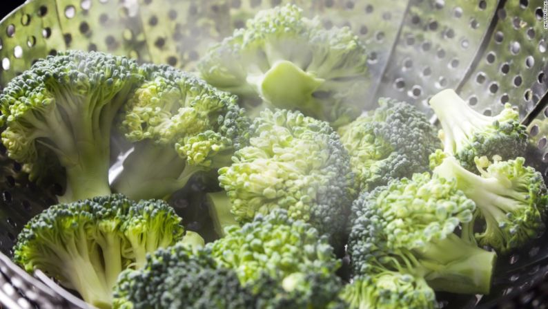 El vapor es lo mejor, especialmente para el brócoli. Como regla general, mantén el tiempo de cocción, la temperatura y la cantidad de líquido al mínimo al cocinar verduras. Es por eso que cocinar al vapor es una de las mejores formas de maximizar los nutrientes. Eso es especialmente cierto para el brócoli. Shutterstock