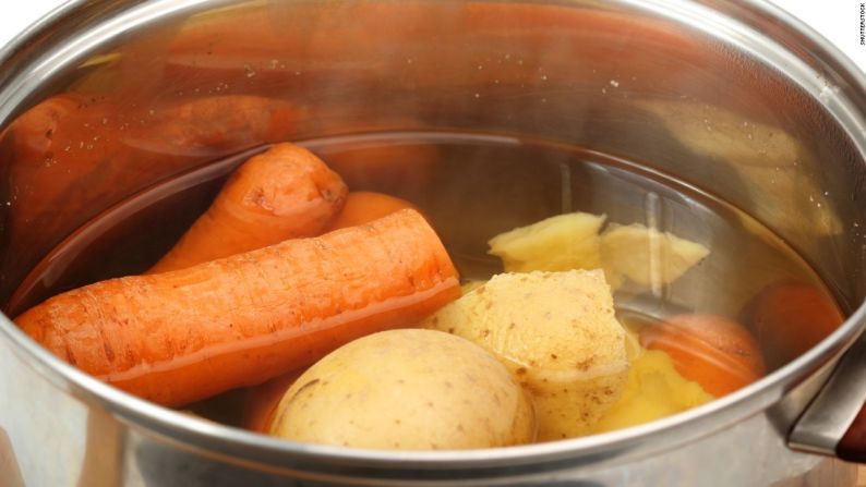 No sorprende que la ebullición termine en el fondo de la pila de preparación nutricional vegetal, porque los estudios han demostrado durante años que el proceso filtra nutrientes en el agua. (Está bien si estás comiendo el caldo con las verduras). Una excepción: zanahorias. La ebullición y el vapor aumentan los niveles de betacaroteno. Shutterstock