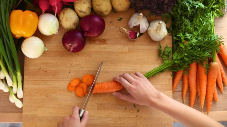 ¿Cortar o no cortar? Cocinar verduras enteras conserva las vitaminas y nutrientes solubles en agua. Cuando eso no sea práctico, asegúrate de cortarlos en trozos grandes y parejos que se cocinen de manera uniforme. Shutterstock