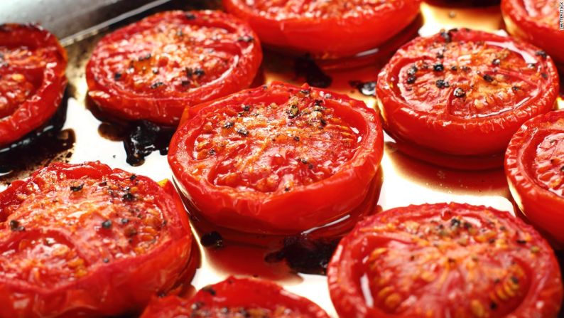 Cortar, cocinar y usar aceite de oliva. Estudios demuestran que cortar y calentar tomates abre la pared celular de la fruta, lo que permite un mayor acceso a los beneficios para la salud del licopeno. Agregar un poco de grasa saludable, como el aceite de oliva, también ayuda. Shutterstock