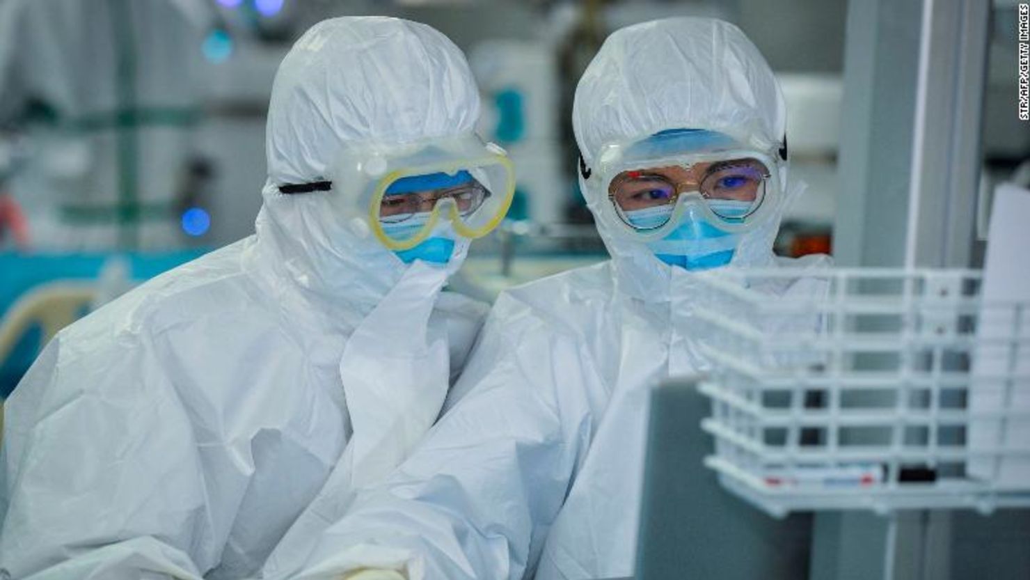 Médicos en un hospital de la provincia de Hubei, en Wuhan, trabajan atendiendo pacientes infectados por covid-19 el 24 de febrero de 2020.