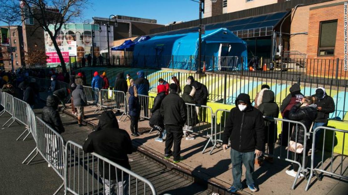 Filas afuera de un hospital en la ciudad de Nueva York para realizarse la prueba del coronavirus.