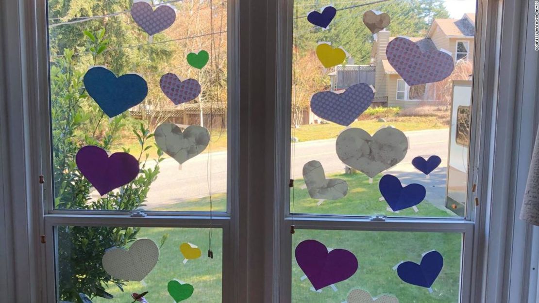 James llenó la ventana de su casa con corazones en Nanaimo, Columbia Británica.