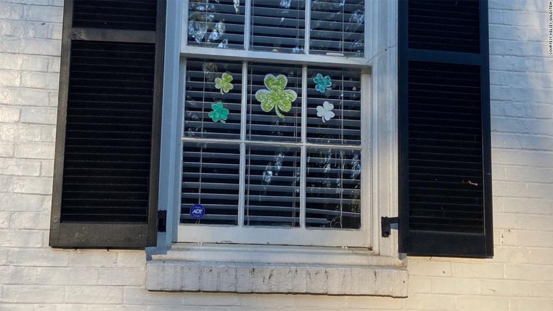 Decoraciones de trébol llenan las ventanas de las casas en el barrio de Goldstein en Atlanta.