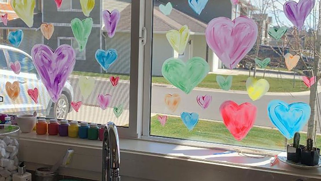 Elizabeth Reynolds y su hijo de 2 años llenaron la ventana de su hogar en Columbia Británica con corazones de colores.