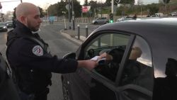 CNNE 798912 - policia francesa amenaza con detener controles de aislamiento si no reciben mascarillas