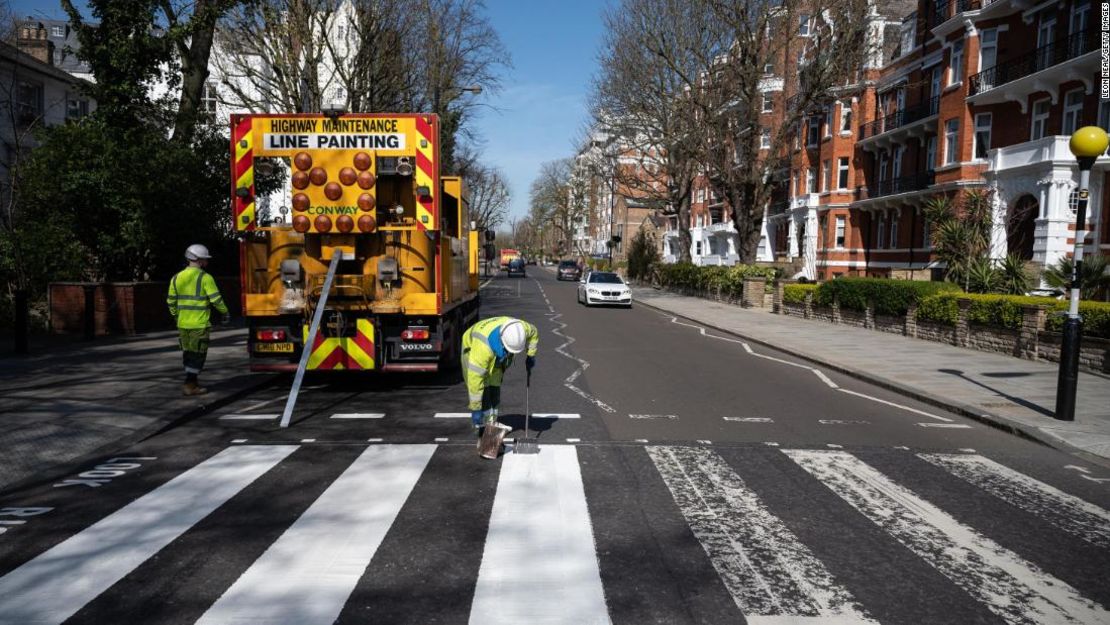 El famoso cruce de Abbey Road en Londres fue repintado debido al cierre por coronavirus.