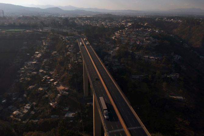 Ciudad de Guatemala, Guatemala — Vista del Puente Incienso en la capital guatemalteca el 24 de marzo de 2020. Las autoridades del país anunciaron toque de queda desde las 4 p.m. hasta las 4 a.m. para prevenir el contagio de coronavirus en el país.