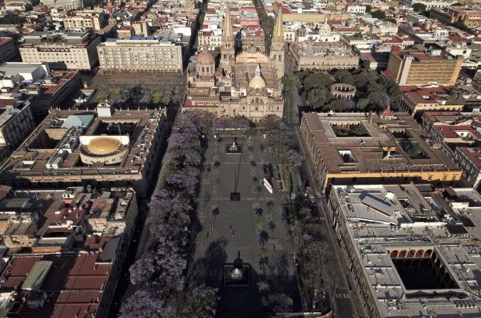 Guadalajara, México — La Plaza de la Liberación en Guadalajara estaba vacía el 25 de marzo de 2020 cerca de las 8 a.m., cuando en otros momentos estaría llena de visitantes. Esto hace parte de las medidas de las autoridades locales para evitar la propagación de la epidemia del coronavirus.