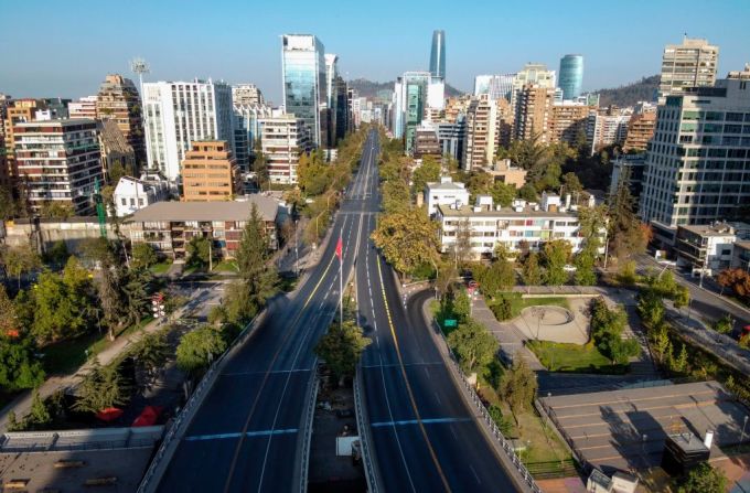 Santiago, Chile — El 22 de marzo de 2020 la abarrotada capital de Chile lucía vacía por un toque de queda vigente desde las 22:00 hasta las 5:00 am. El presidente Sebastián Piñera decretó para ese entonces el estado de catástrofe por el brote.
