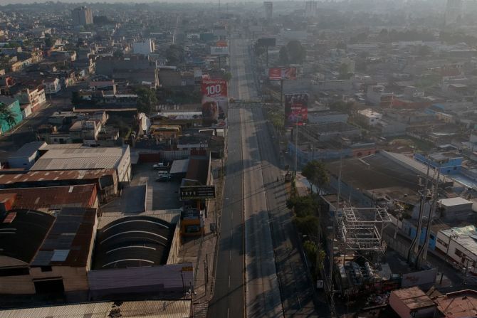 Ciudad de Guatemala, Guatemala — La Calzada Aguilar Batres lucía vacía el 24 de marzo de 2020 por la medida de aislamiento obligatorio decretado por el gobierno central.