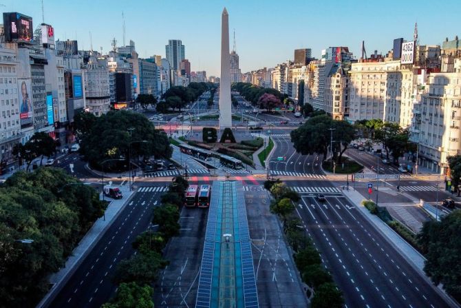 Buenos Aires, Argentina — La Avenida 9 de Julio, una de las más importantes y transitadas de Buenos Aires, quedó prácticamente vacía por las restricciones a la movilidad por el coronavirus. Esta foto fue tomada el 20 de marzo de 2020.