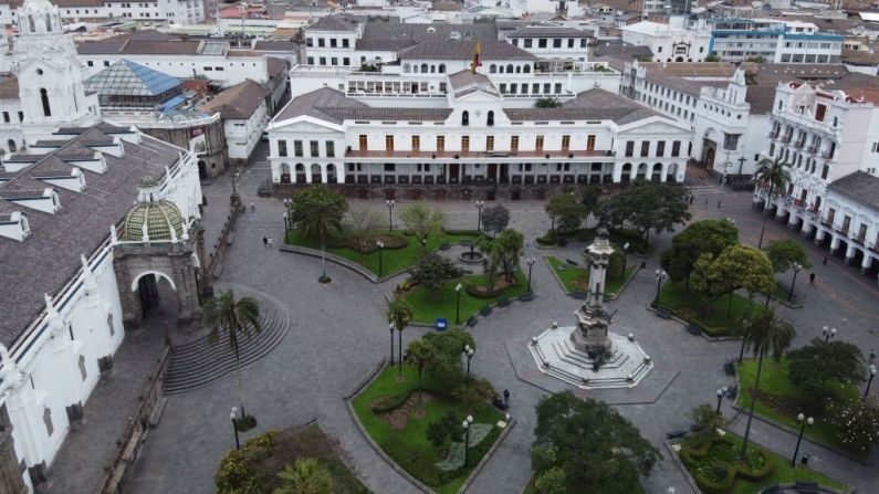 Quito, Ecuador — La Plaza Grande de Ecuador, con el Palacio de Carondelet en el fondo, quedó totalmente vacía para el 19 de marzo. El gobierno central decretó estado de emergencia y restringió la circulación de personas para detener el contagio de covid-19. Ecuador es uno de los países de la región más golpeamos por el coronavirus.