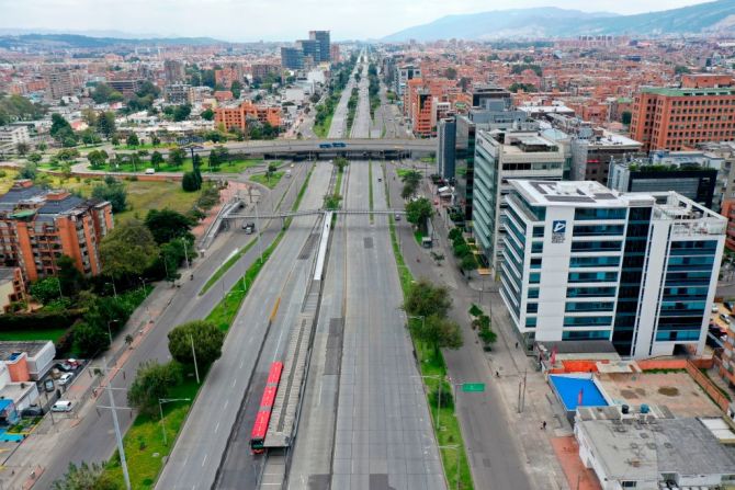 Bogotá, Colombia — En esta foto de las calles vacías de Bogotá debido a la orden de aislamiento obligatorio en todo el país, solo transitaba un bus de Transmilenio el pasado 25 de marzo.