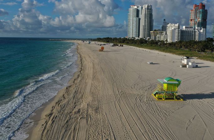 Miami Beach, Florida — Las autoridades de Miami continúan con sus esfuerzos de prevenir la propagación del coronavirus, por lo que cerraron las playas de Miami y pidieron a las personas permanecer en sus hogares y evitar las salidas, a menos que se tratara de actividades esenciales.