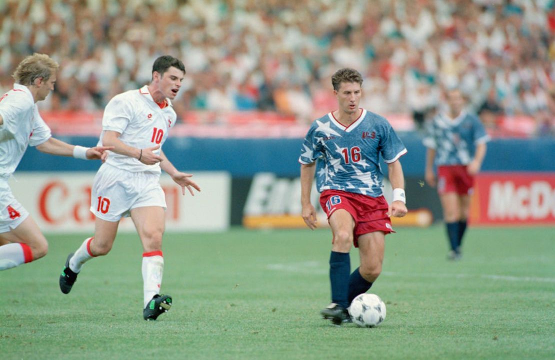 El futbolista estadounidense John Harkes (derecha) jugando para EE.UU. contra Suiza en un partido del Grupo A de la Copa Mundial de la FIFA en Pontiac Silverdome, Pontiac, Michigan, el 18 de junio de 1994. El partido terminó en un empate 1-1.