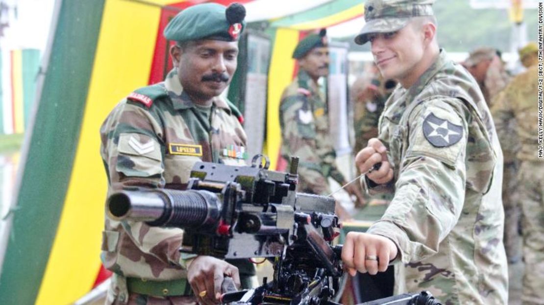 Un soldado indio y uno estadounidense junto a un lanzagranadas en Chaubattia, India, en septiembre de 2016.