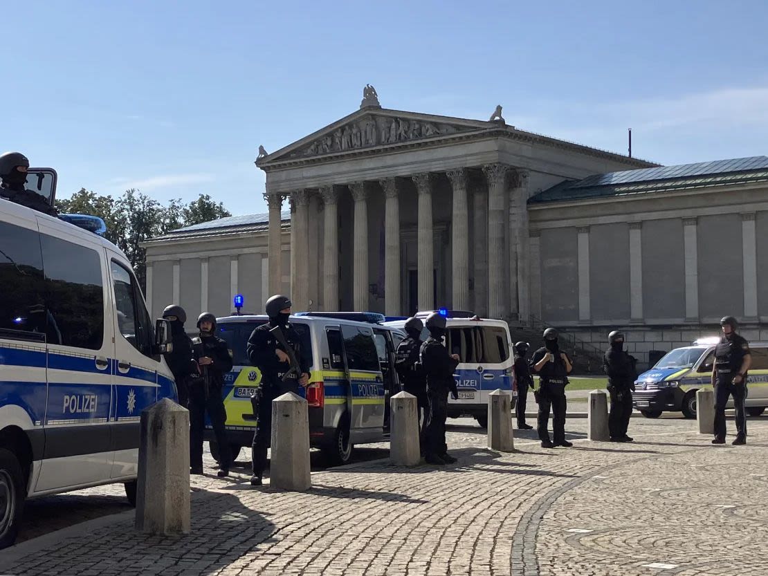 Las autoridades aseguran el área alrededor de la plaza Karolinenplatz, después de un tiroteo cerca del Centro de Documentación para la Historia del Nacionalsocialismo, en el sur de Alemania, el jueves.