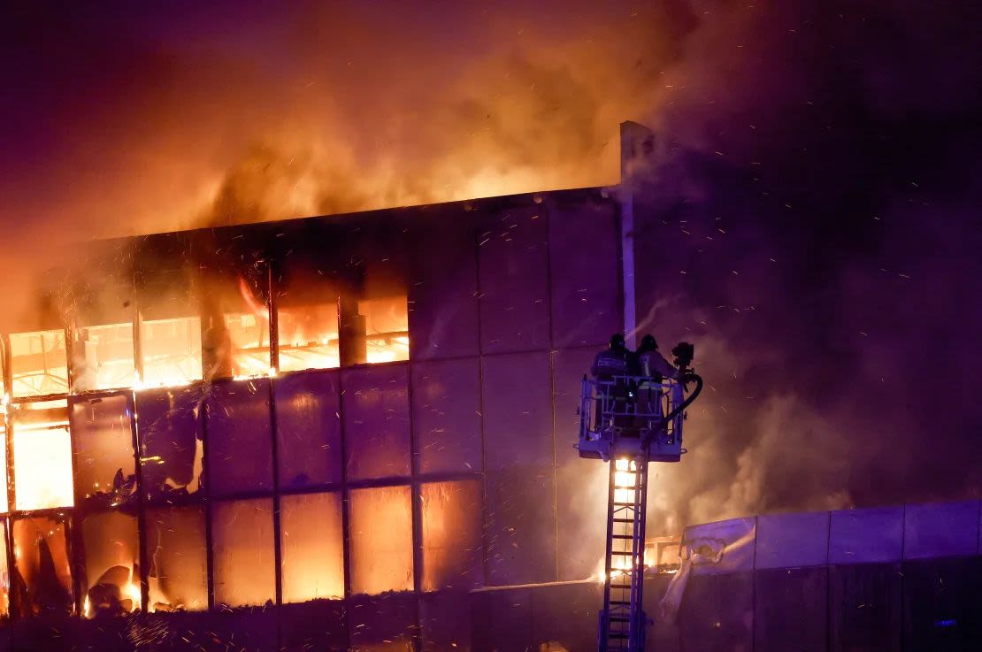 Los bomberos responden al incendio del sitio de eventos Crocus el 22 de marzo.