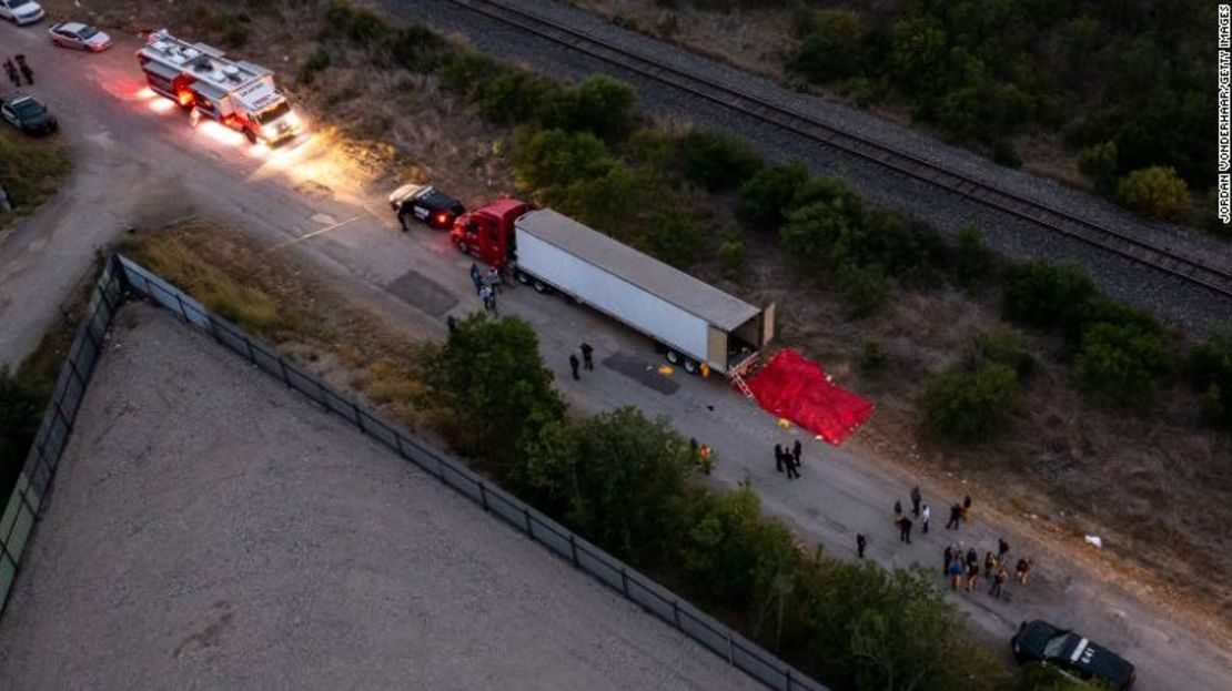 CNNE 7e75a7e6 - 220629172420-san-antonio-migrant-truck-exlarge-169