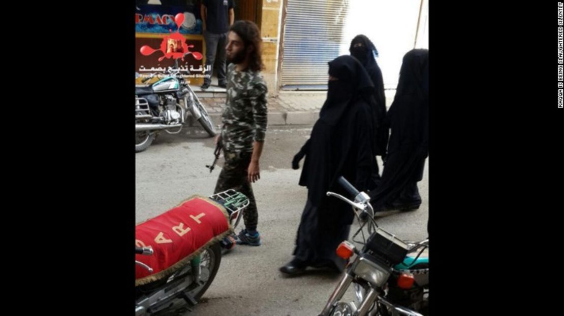 CNNE 7ecb75e4 - 151203165730-raqqa-isis-fighter-wives-exlarge-169