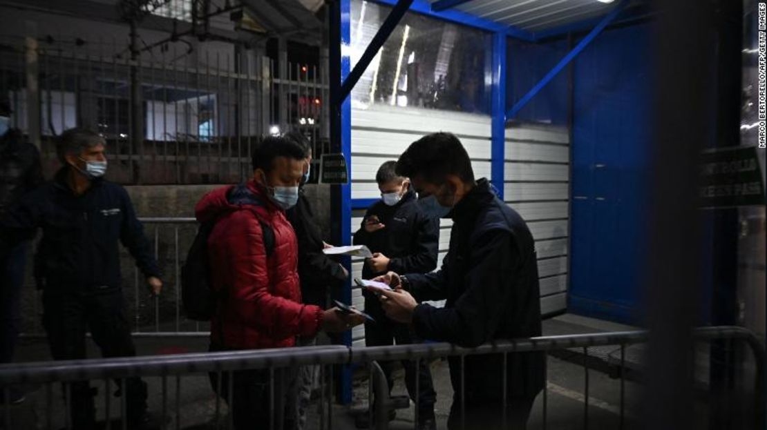 Revisan el pase verde de un hombre en el puerto de Genoa.