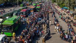 CNNE 800723 - miles de personas intentan salir de grandes ciudades en la india