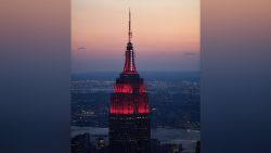 CNNE 801058 - empire state rinde un homenaje a los trabajadores de la salud