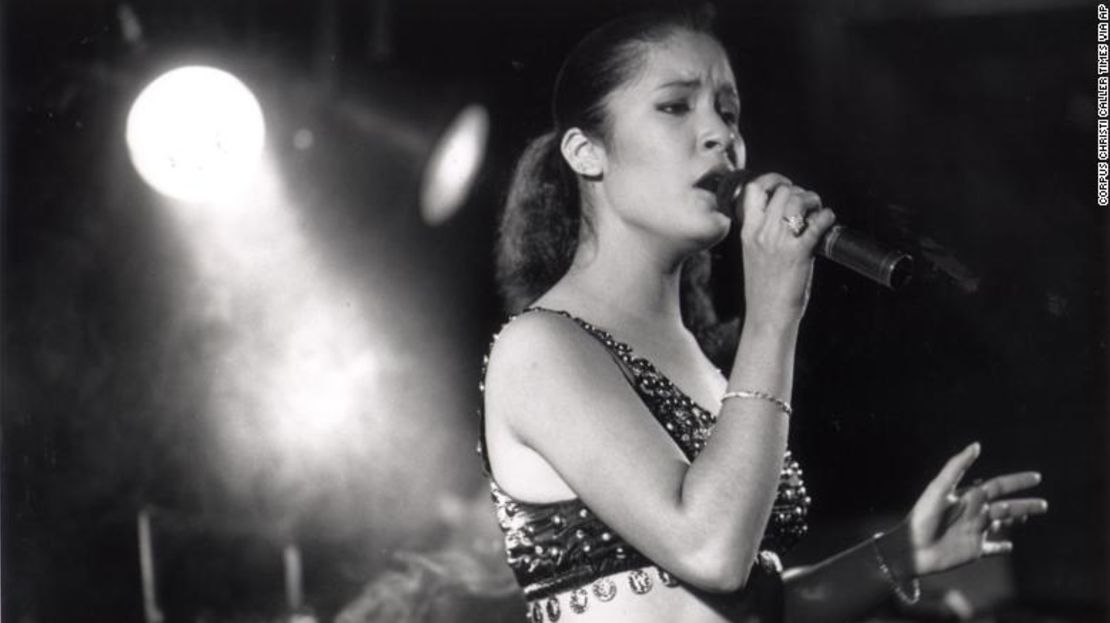 Selena Quintanilla durante una presentación después del concurso de la reina de la Feria de las Flores en el Memorial Coliseum el 12 de agosto de 1989 en Corpus Christi, Texas.