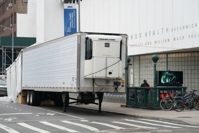 Nueva York — "Estamos en una crisis de salud pública, y la ciudad ha declarado un estado de emergencia", dijo el jefe médico de la ciudad. En esta foto aparece un camión refrigerador a las afueras del Lenox Health Greenwich Village, el 30 de marzo, que se espera sea usado para las víctimas mortales del coronavirus.